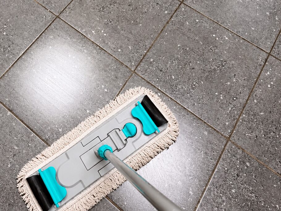 Wischmopp auf einem frisch gereinigten Fliesenboden